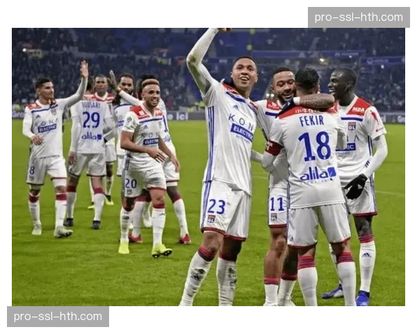 战术复盘：里昂如何通过双边卫纵深前提，击穿朗斯密集防守