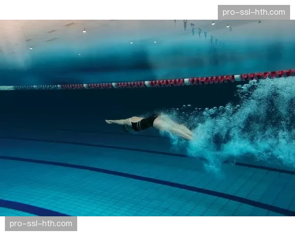 蹼泳选手在广东奥林匹克体育中心游泳跳水馆浪花飞溅竞逐激烈